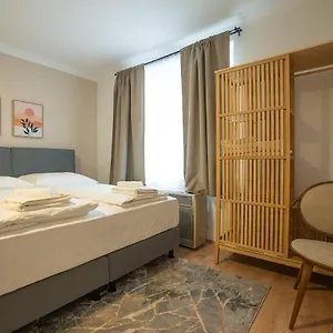  Apartment Stephansplatz View: Spacious 2-bedroom With Balcony